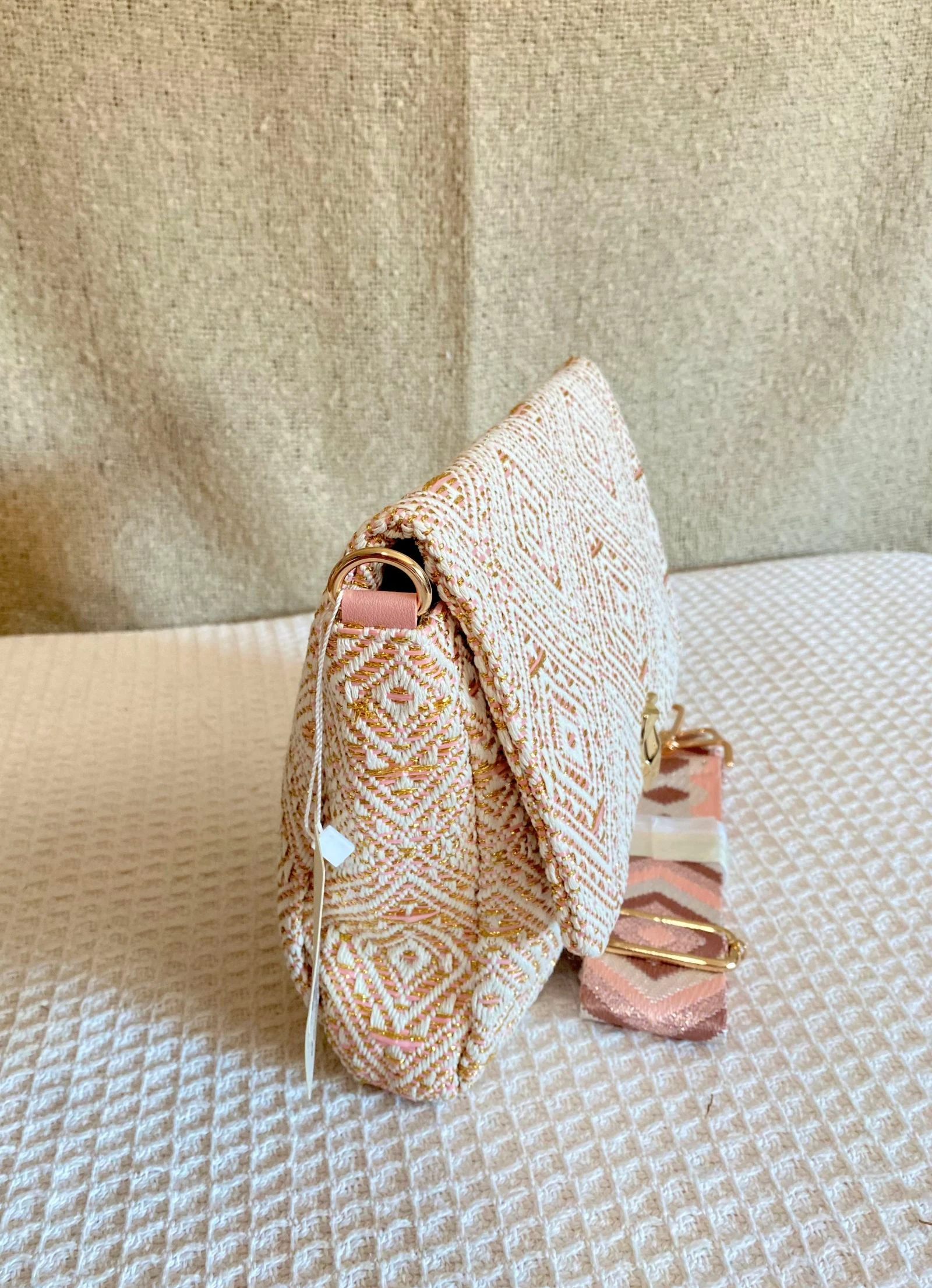 Bolso bandolera jacquard crema rosa y dorado con correa étnica  – photo 3